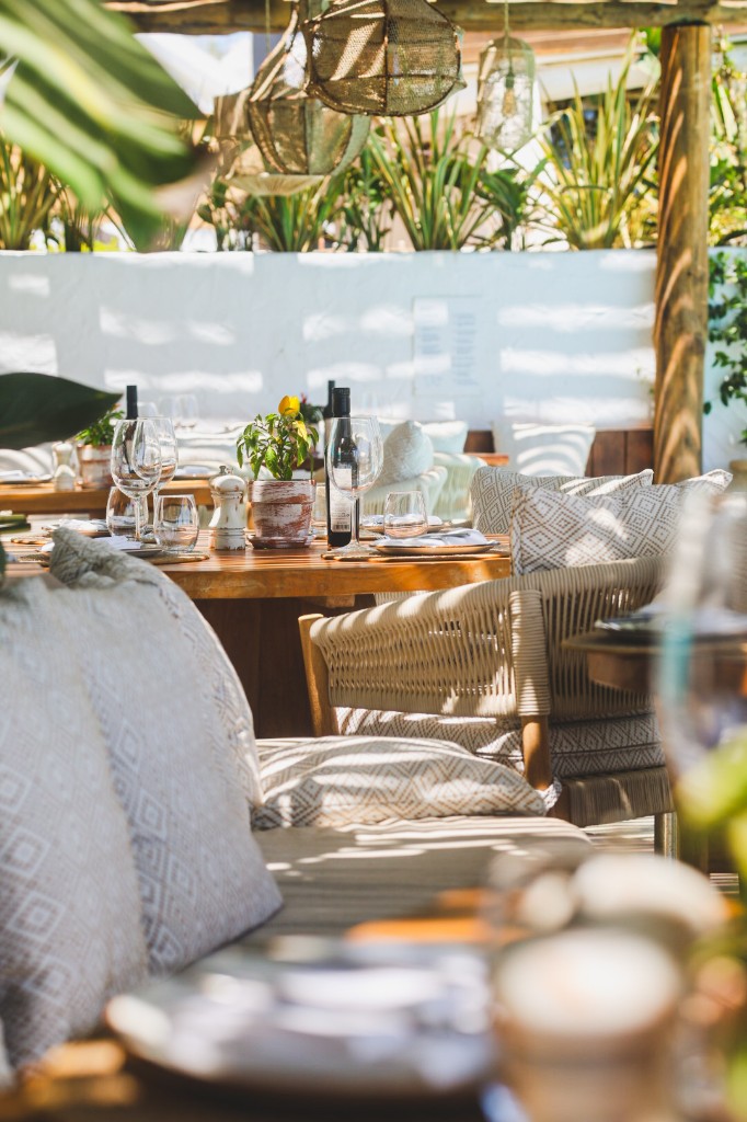 Mediterraans restaurantterras met parasols
