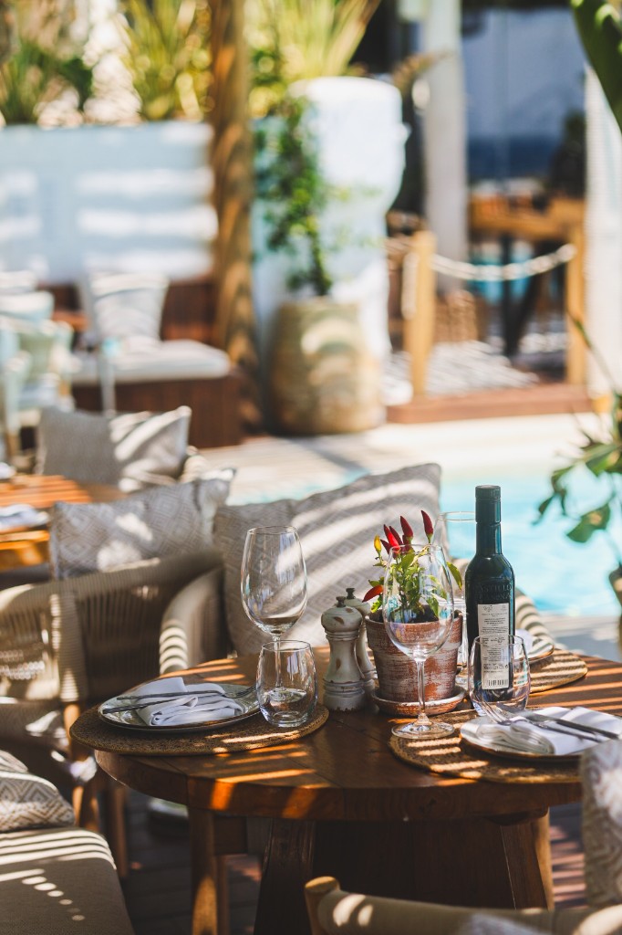 Luxe outdoor dining met wijnglazen en servies
