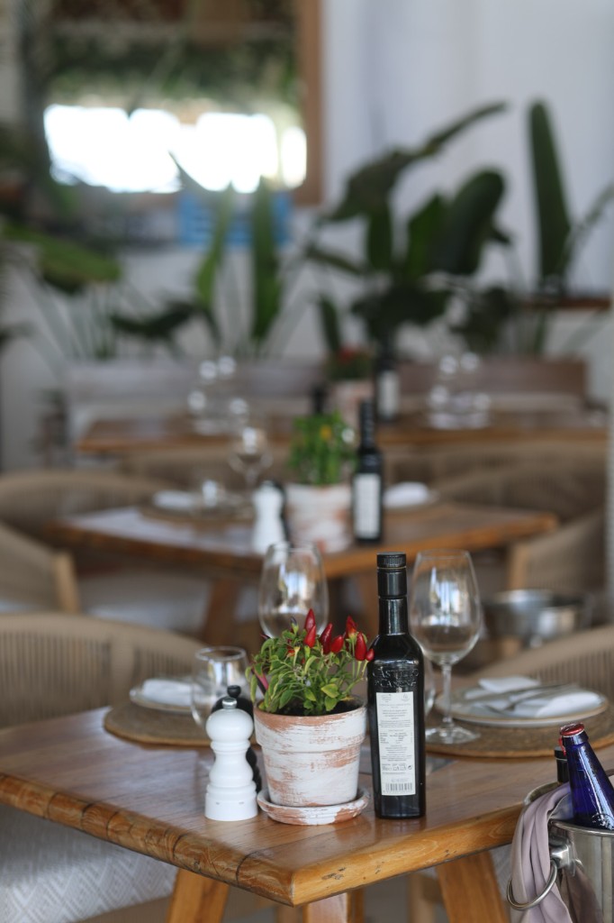 Strandrestaurant met loungebedden en parasols