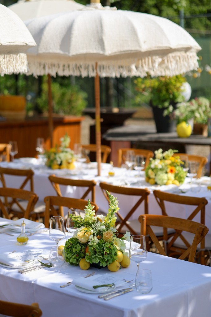 Restaurantfotografie met warm zonlicht en gedekte tafels