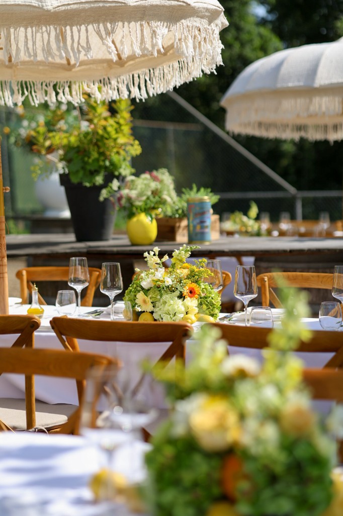 Beachclub-sfeer met parasols en zeezicht