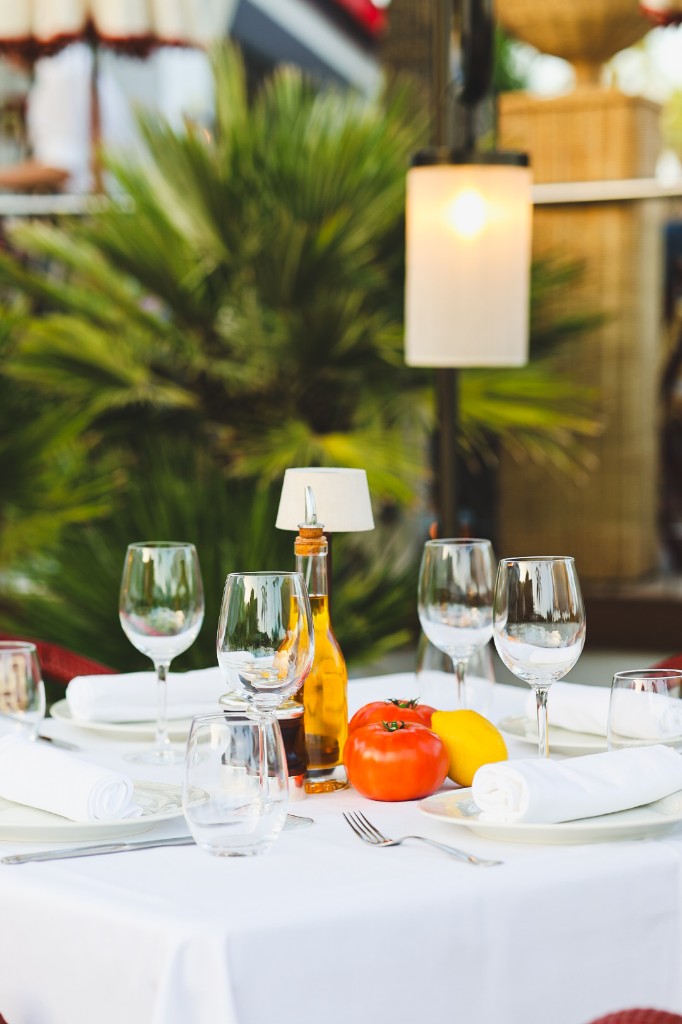 Mediterraans restaurantterras met parasols