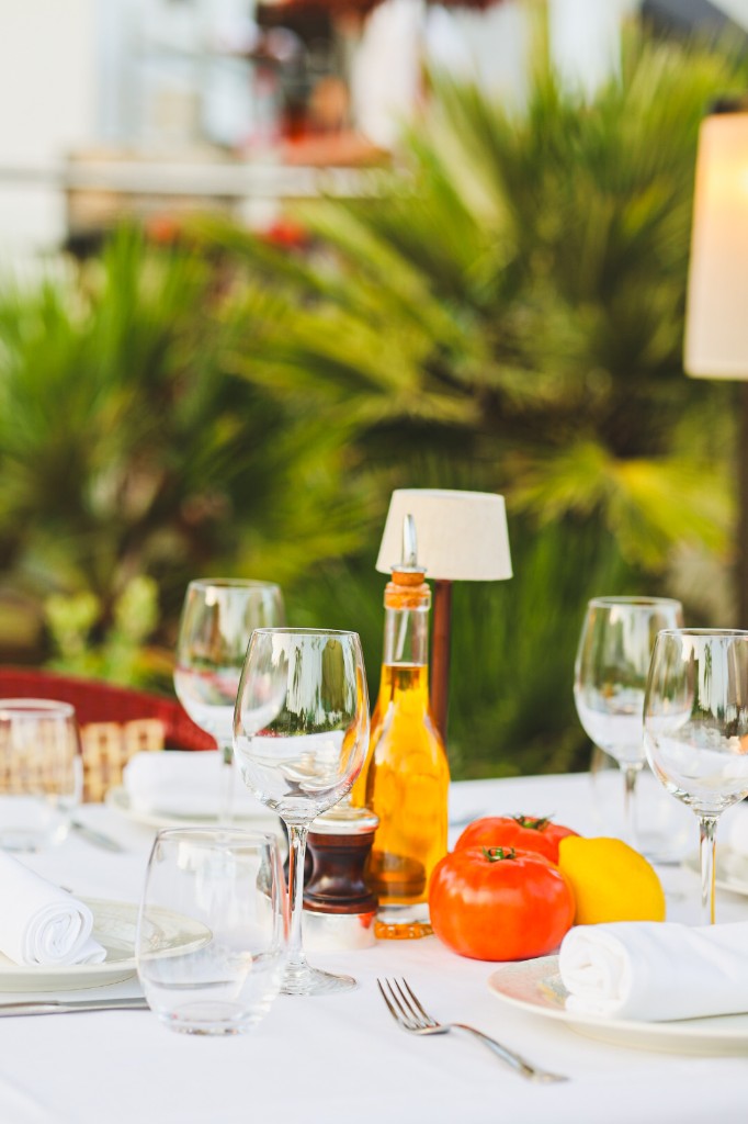 Luxe outdoor dining met wijnglazen en servies