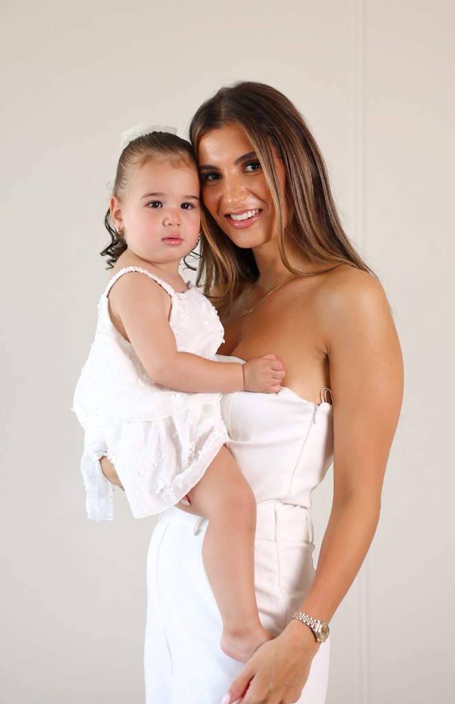 Doopfotografie: moeder met baby in kanten jurk