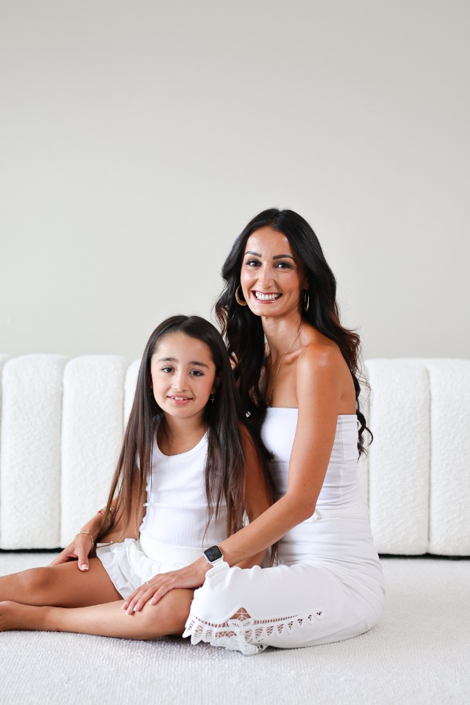 Familiefotografie: gezin op witte bank, barefoot