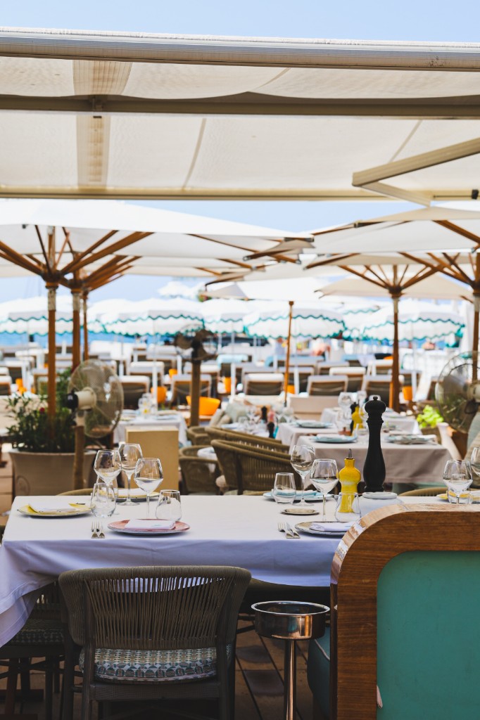 Beachclub-sfeer met parasols en zeezicht