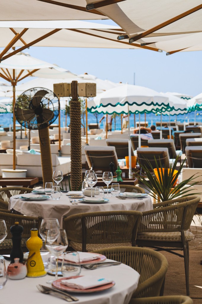 Mediterraans restaurantterras met parasols
