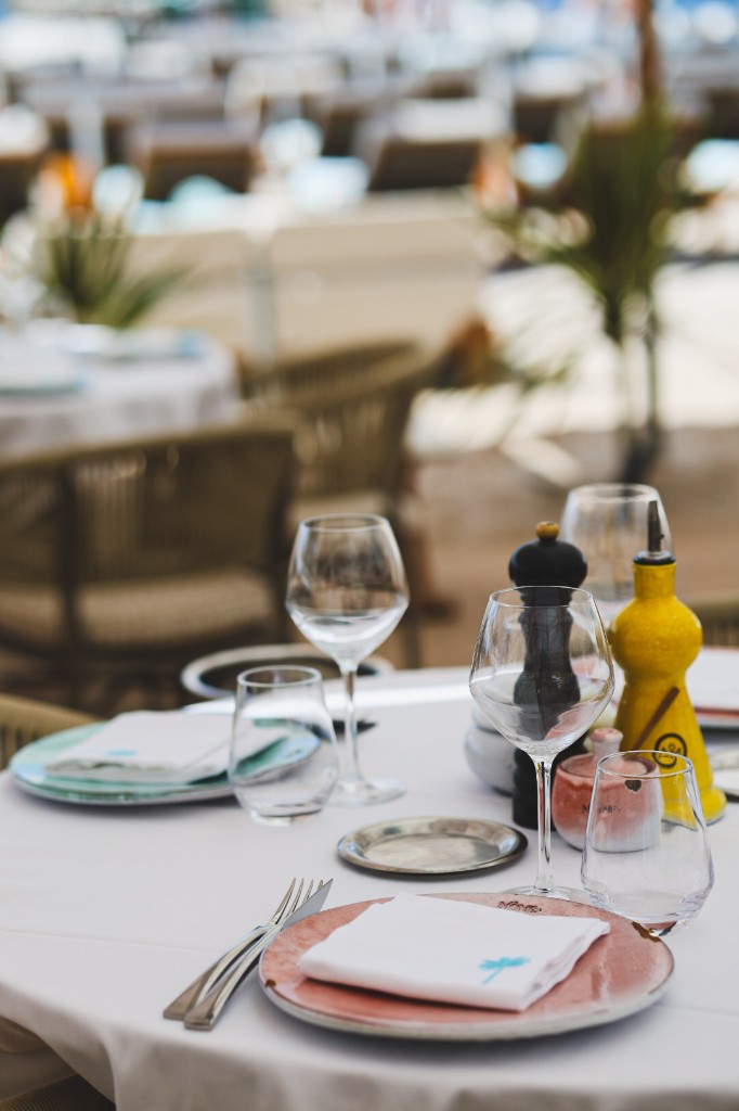 Luxe outdoor dining met wijnglazen en servies
