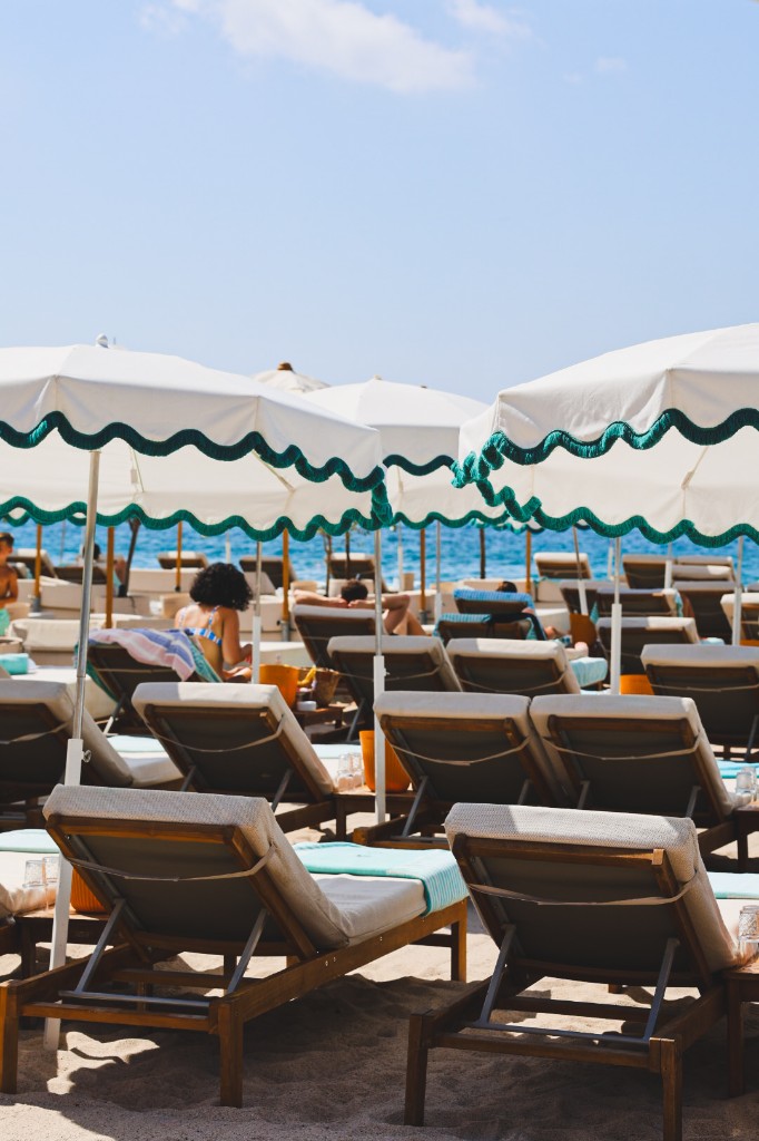 Strandrestaurant met loungebedden en parasols