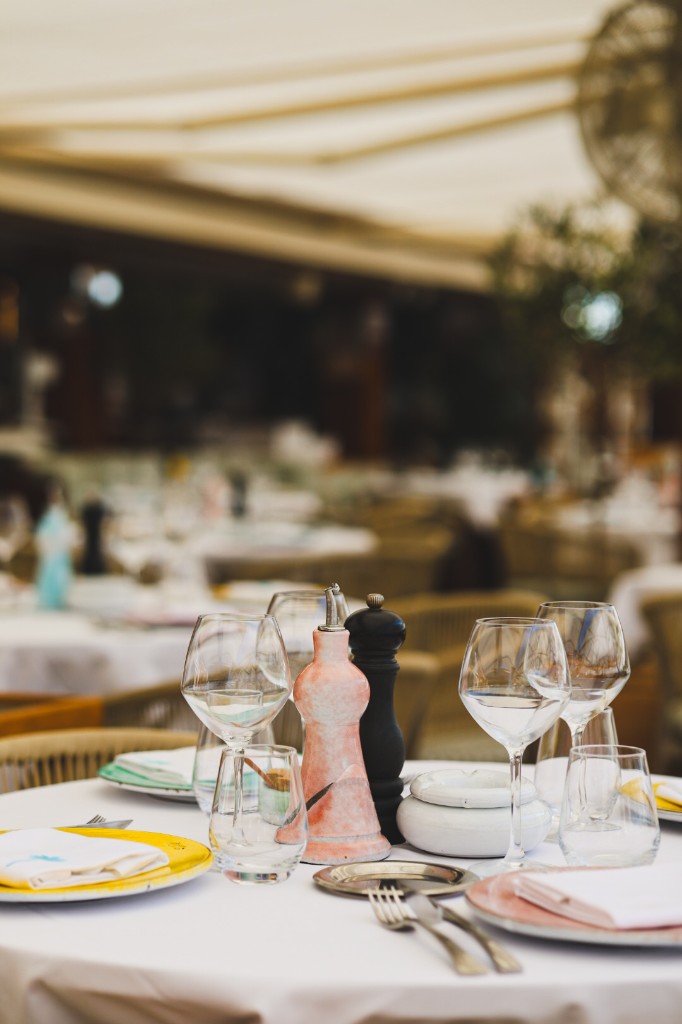 Restaurantfotografie: tafelsetting met kleurrijk servies