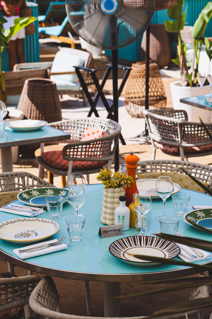 Eventfotografie: sfeervol buiten diner onder parasols