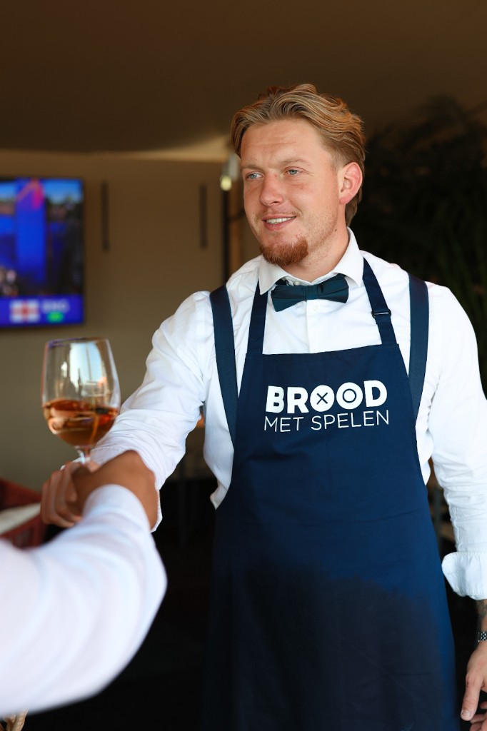 Beachclub-sfeer met parasols en zeezicht