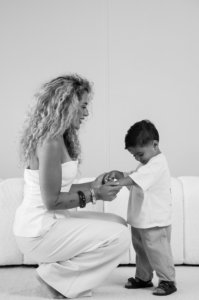 Familiefotografie in wit, luchtige studio-opstelling