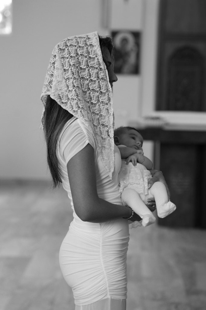 Doopfotografie: moeder met baby in kanten jurk
