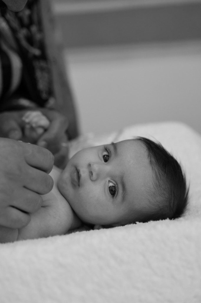 Familiefotografie: gezin op witte bank, barefoot